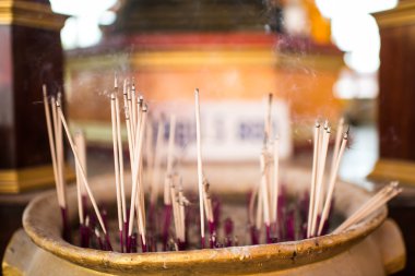 tütsü sopa hazırlamak için dua thailan Buda saygı