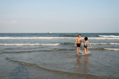 Tay ve kız yaşları 8 ve 5 var eğlenceli plaj