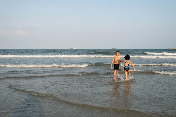 Thai fratello e sorella di 8 e 5 anni si divertono sulla spiaggia — Foto Stock