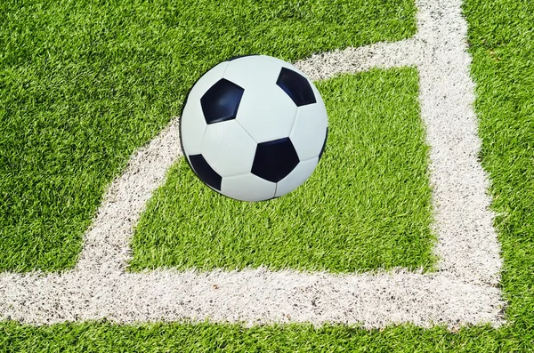 Мяч на углу футбольного поля — стоковое фото