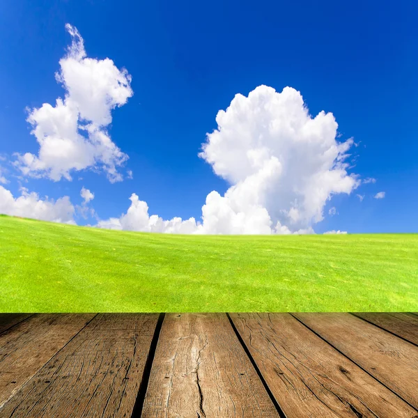 Trägolv med moln och blå himmel — Stockfoto