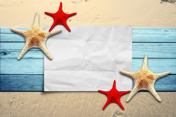 Rozgwiazdy i papieru na drewnianą podłogę i piasku — Zdjęcie stockowe