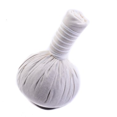 beyaz zemin üzerinde kaplıca tedavisi için bitkisel kompres top