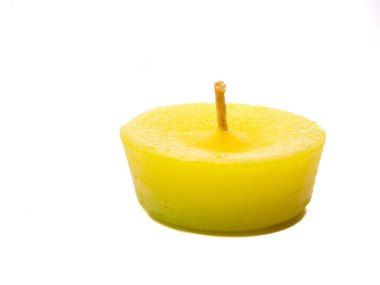 Sarı mum beyaz arkaplanda izole edildi