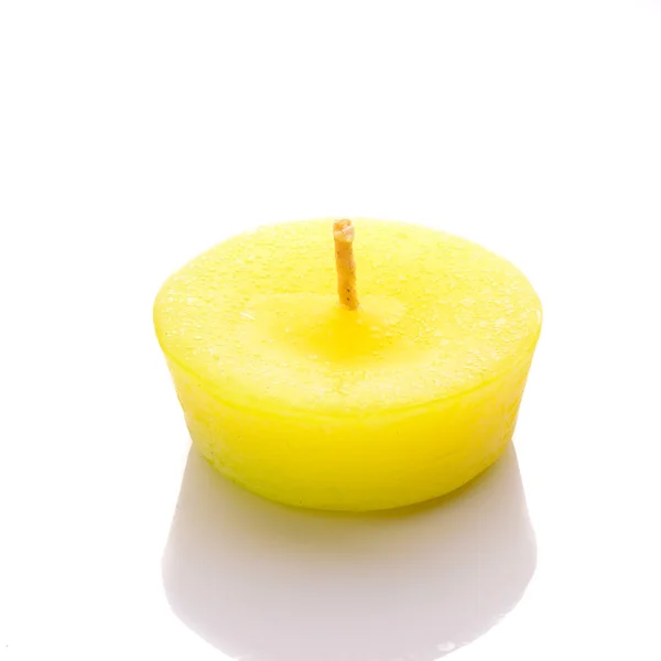 Желтая свеча выделена на белом фоне — стоковое фото