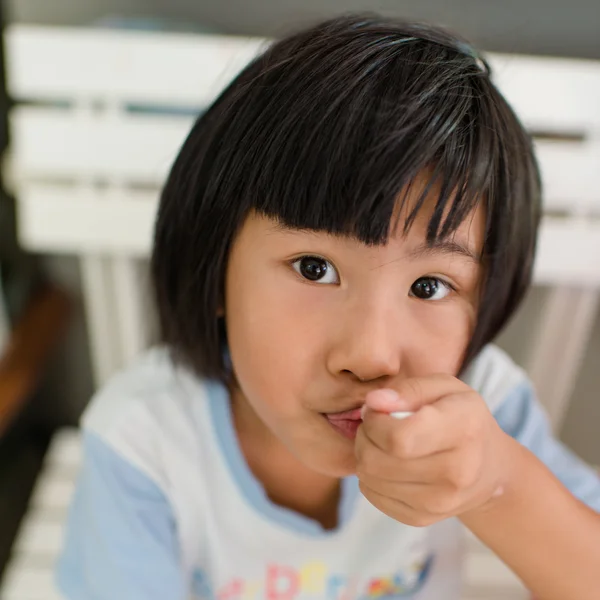 可愛いです女の子食べるaロリポップで夏 — ストック写真