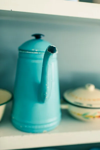 Modré čajové konvice na polici s vintage filtrování a výběru focu — Stock fotografie