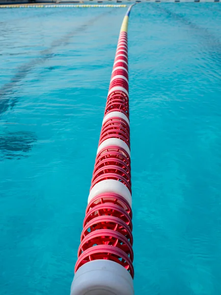 Au centre une plate-forme pour le départ et la voie de la piscine — Photo