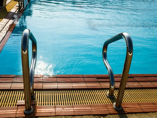 Paisaje con vistas a la piscina y cielo azul con reflejo solar —  Fotos de Stock