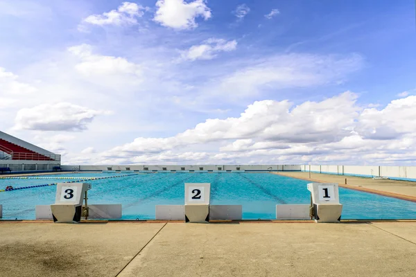 Plateforme de départ de natation avec numéro un deux trois et ciel bleu . — Photo