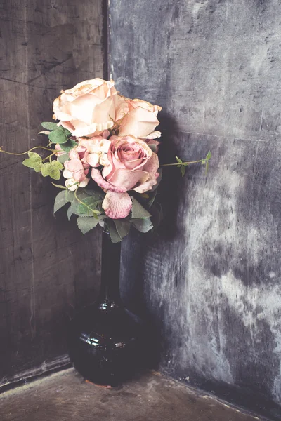 Bouquet di rose all'angolo con filtrato vintage . — Foto Stock