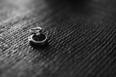 iki alyans dokulu arka plan üstünde. aşk kavramı