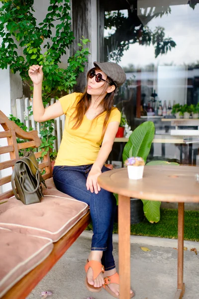 Hermosa mujer asiática con gafas de sol y sombrero relajante en el cof —  Fotos de Stock