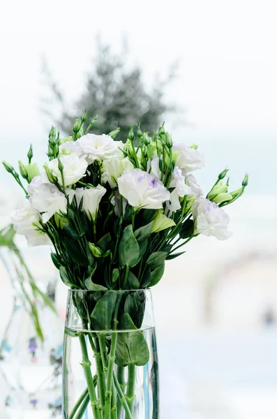 Un centrotavola di nozze floreale su un tavolo durante un evento catering — Foto Stock