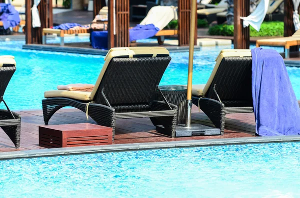 Salões de Chaise na piscina, Tailândia — Fotografia de Stock