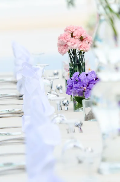 Hochzeitsblumen - gedeckte Tische für gehobene Küche — Stockfoto
