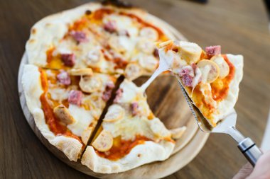 wyjąć pizza z kiełbasą z kuchni. gotowi służyć.