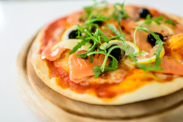 Salmon slice pizza — Stock Photo, Image