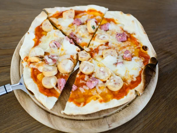 Take out sausage pizza from chef.  Ready to serve. — Stock Photo, Image