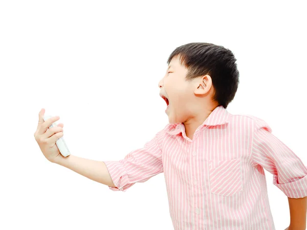 Arga asiatiska barn skriker på mobiltelefon, isolerad på vit. — Stockfoto