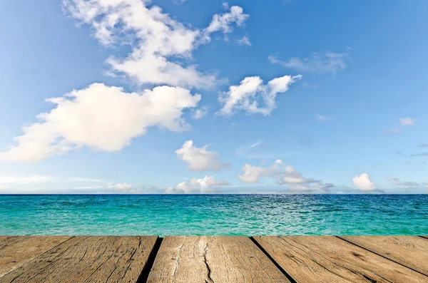 Güzellik deniz mavi bulutlar gökyüzü altında. iskeleden göster — Stok fotoğraf