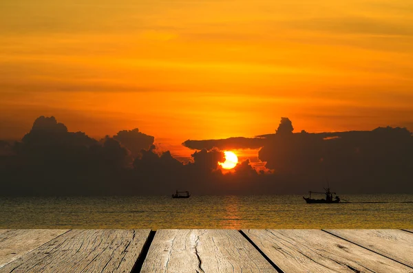Plancher en bois face au bateau de pêche au lever du soleil — Photo
