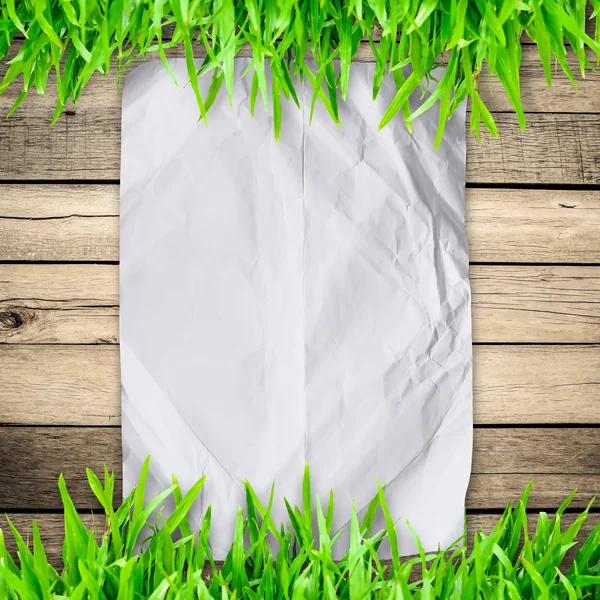 Buruşuk Kağıt ahşap tahta ve boşaltmak f ile yeşil çimenlerin üzerinde — Stok fotoğraf