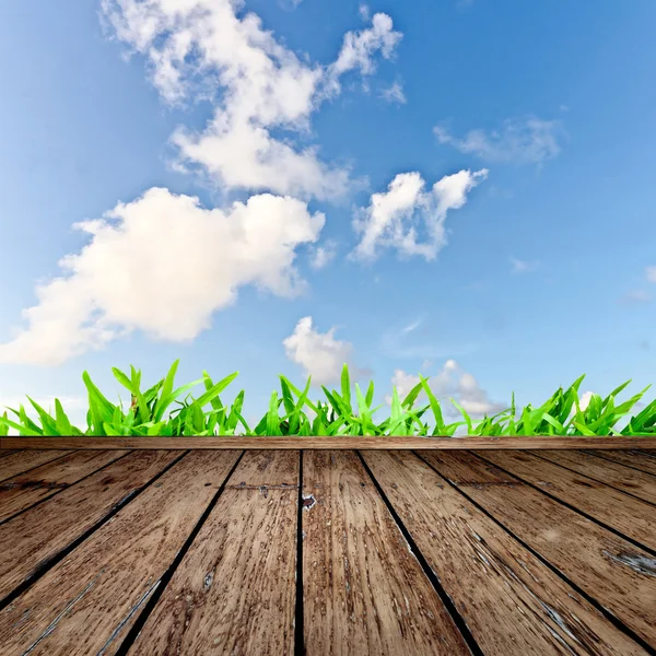 Trägolv och blå skyorizon, ljus, molnigt, natur, material — Stockfoto