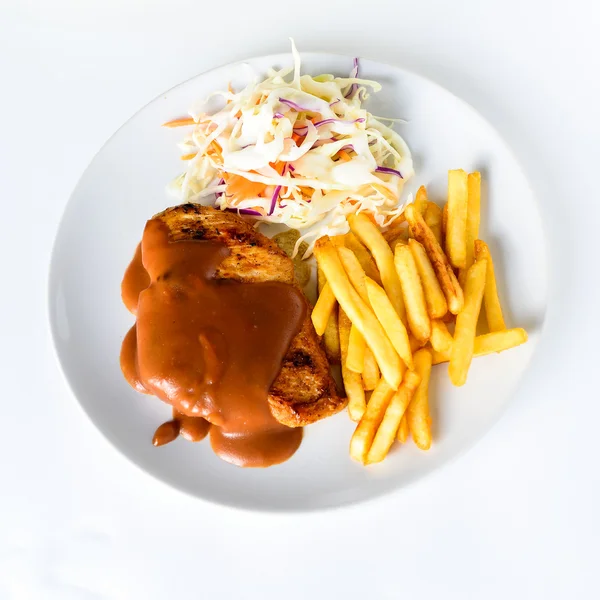 Filetes a la parrilla, ensalada de fritos y verduras . — Foto de Stock