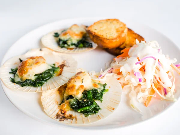 Closed up Baked spinach with cheese set on the shell — Stock Photo, Image