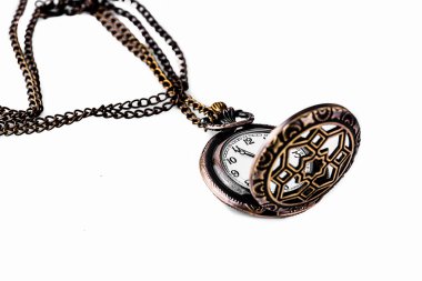 Beyaz arkaplanda cep saati.