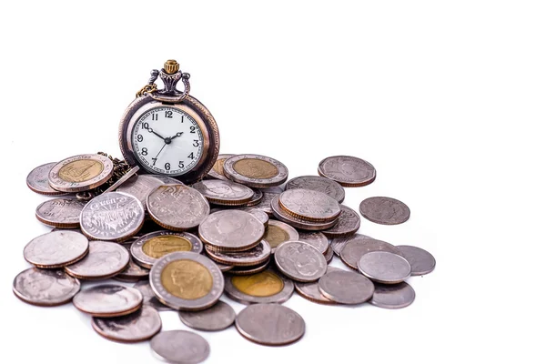 Czas jest koncepcja pieniądza. monety i stary zegarek kieszonkowy. selektywne — Zdjęcie stockowe