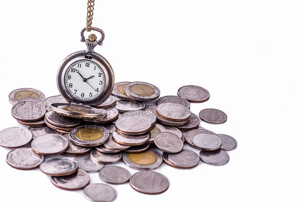 Χρόνος είναι χρήματα έννοια. κέρματα και ένα παλιό ρολόι τσέπης. επιλεκτική — Φωτογραφία Αρχείου