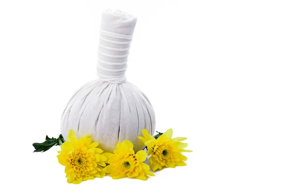 Bylinné masážní míčky a žluté květy, izolované na bílém. — Zdjęcie stockowe