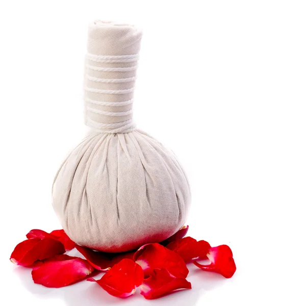 Bolas de massagem à base de plantas e rosa vermelha isoladas em branco . — Fotografia de Stock
