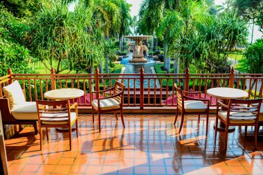 arka bahçesinde çeşme için güneşli bir gün karşı karşıya..