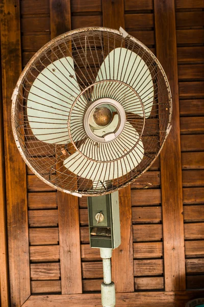 Vuile vintage ventilator tegen houten muur — Stockfoto