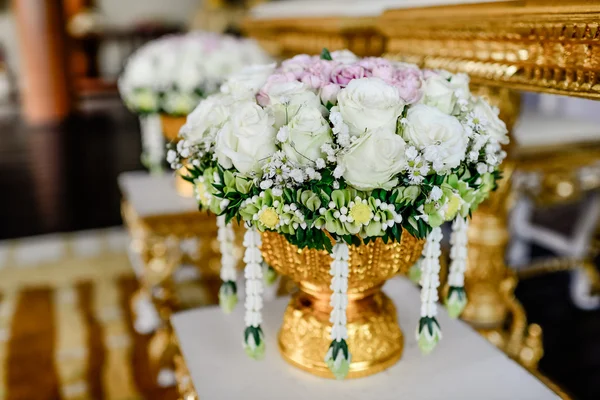 받침대와 황금 쟁반에 로맨틱 빈티지 장미 꽃다발 — 스톡 사진