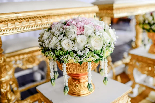 Romantique bouquet de roses vintage sur plateau doré avec piédestal — Photo