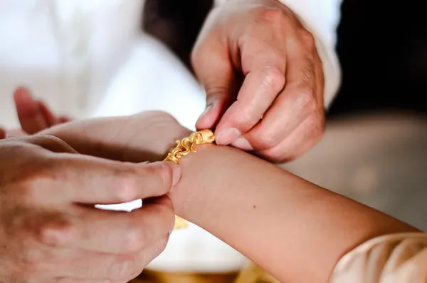 Bruidegom presenteert de gouden armband als een zegen in Thaise weddi — Stockfoto