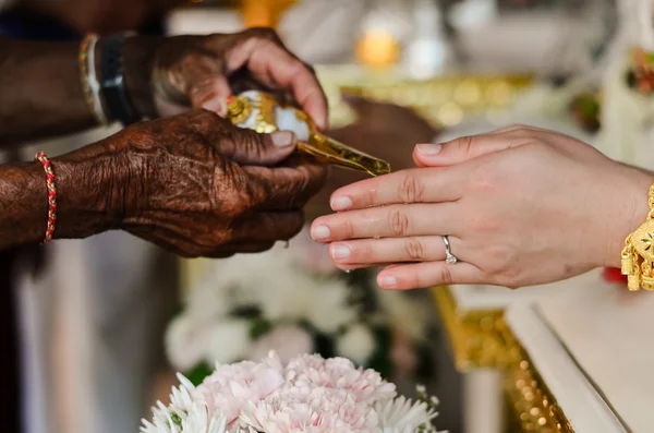 Mãos derramando água bênção em bandas de noiva, casamento tailandês ce — Fotografia de Stock