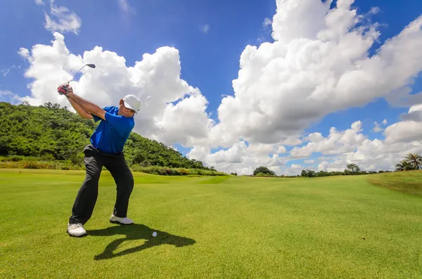 Golfista oscillare la sua attrezzatura e colpire la palla da golf da tee al f — Foto Stock