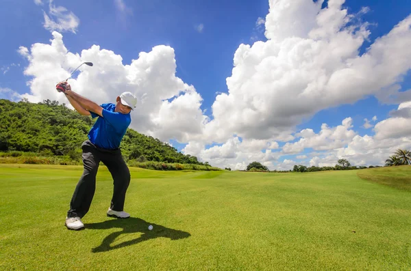 Golfer schwingt seine Ausrüstung und schlägt den Golfball vom Abschlag bis zum f — Stockfoto