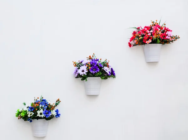 Flor falsa en el jarrón — Foto de Stock