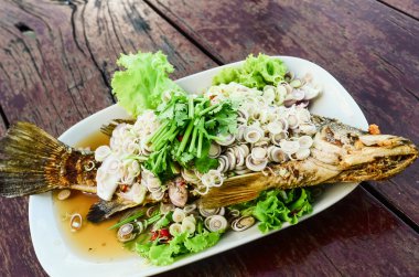 Baharatlı Tay tarzı giyinme closeup derin kızarmış balıkla