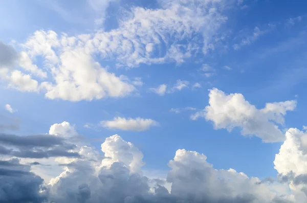 Big clouds on blue sky — Stock Photo, Image