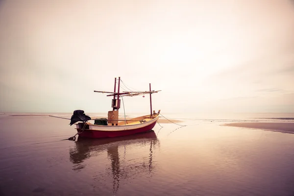 Viejo barco de pesca de madera aterrizaje en la playa, colo efecto filtro — Foto de Stock