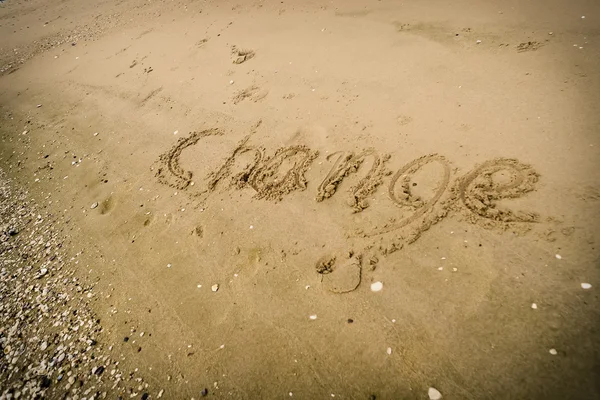 執筆は砂の上の単語を変更します。 — ストック写真