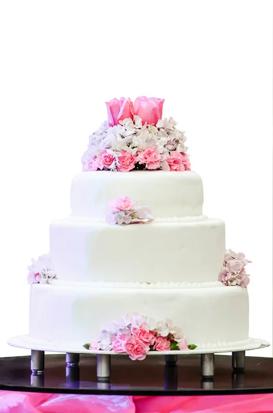 Blanc gâteau de mariage à quatre niveaux sur la table — Photo