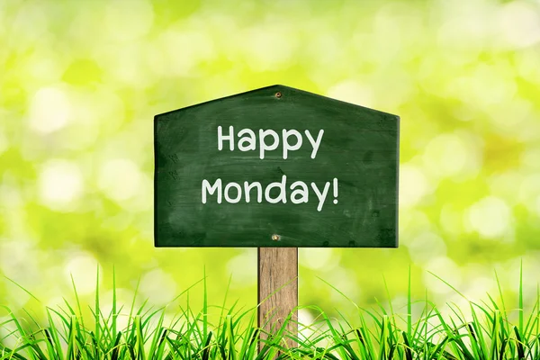 Tablero letrero verde con fondo natural y mensaje Happy Tuesday — Foto de Stock